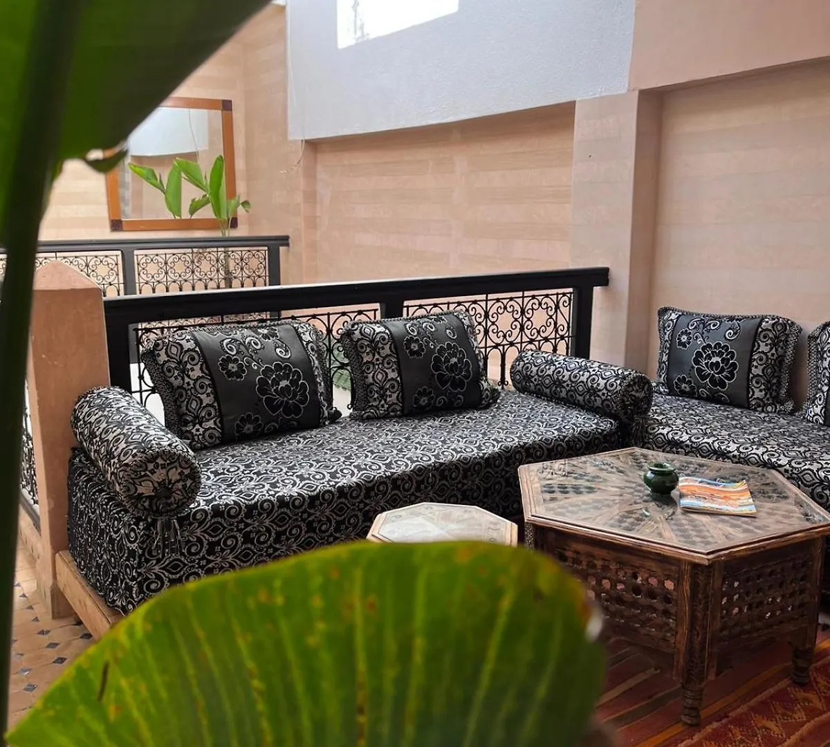 Riad Black Doors Marakeş